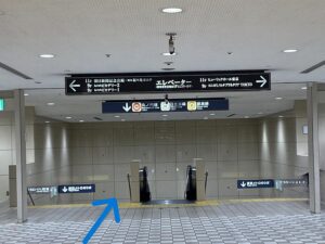 有楽町マリオン通路、上がって、下るだけ